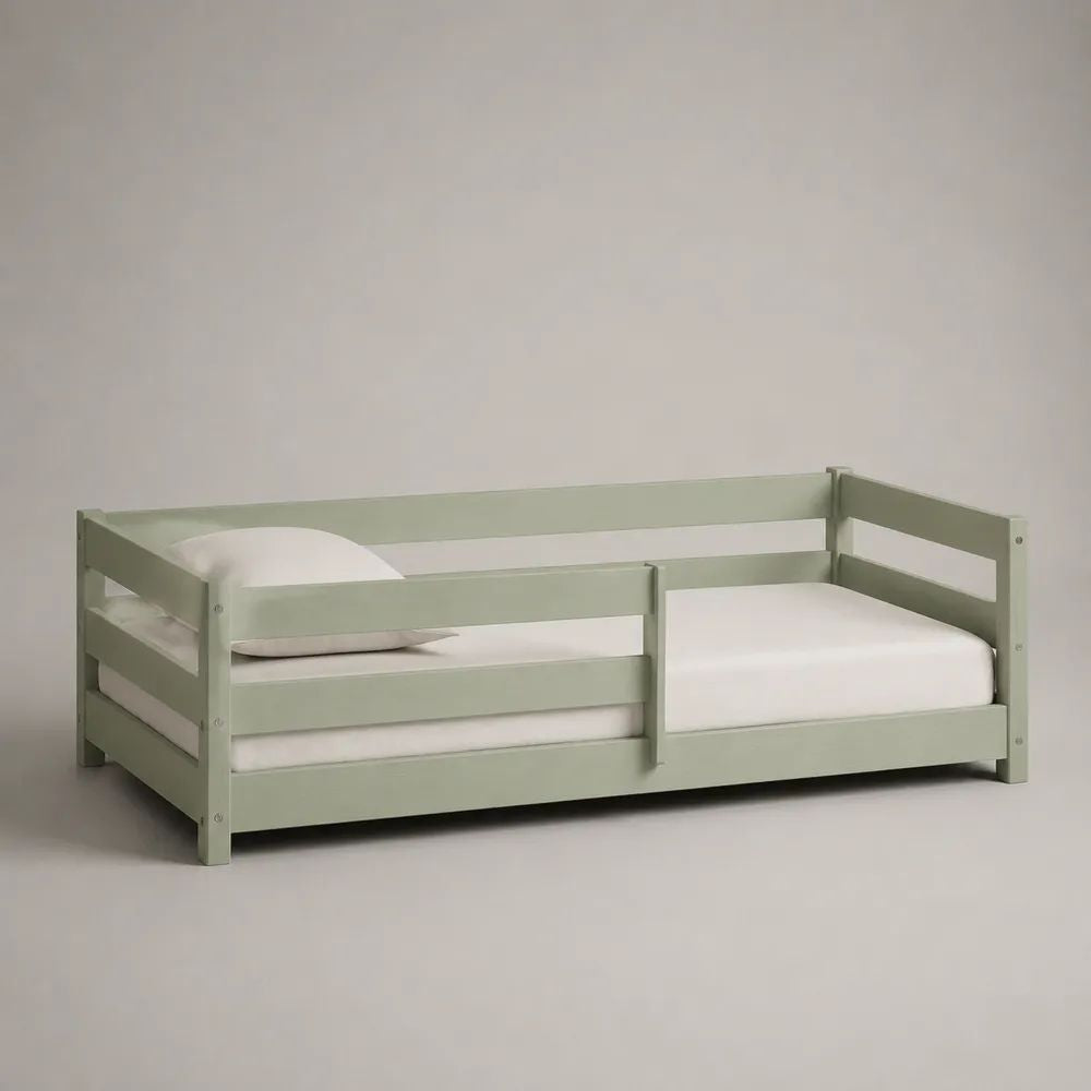 Lit enfant 90 × 190 cm en pin massif avec barrières de sécurité, vert sauge