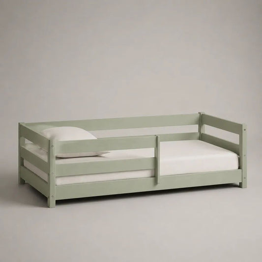 Lit enfant 90 × 190 cm en pin massif avec barrières de sécurité, vert sauge